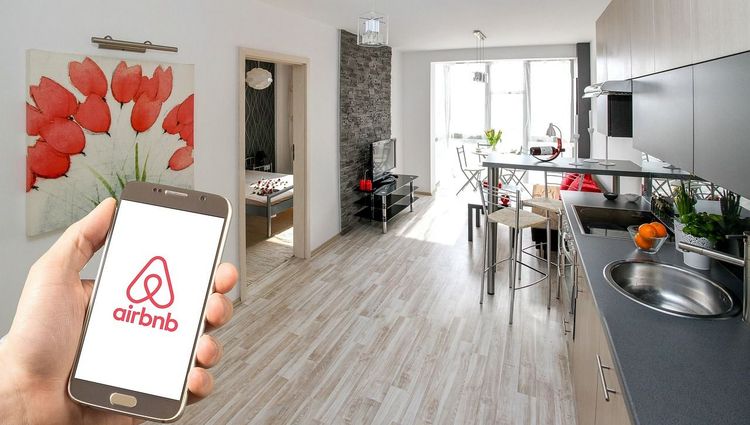 Airbnb Introduces Group Booking Features and Leverages AI for Enhanced Customer Service